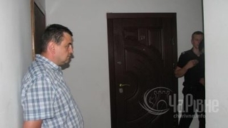 Василь Немеш під час збройного конфлікту із правоохоронцями, які прийшли провести обшук в одному з його офісів.