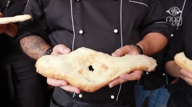 Хліб грузинською -- пурі, а Сир -- хача. Тому разом -- Хачапурі