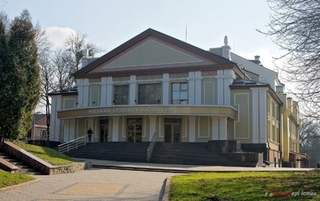 Міський будинок культури (МБК) у парку ім. Шевченка