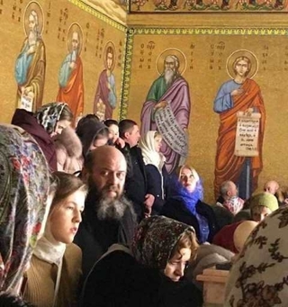 Митрополит Михаїл слухає колядки в Лаврі