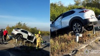 Mazda повисла на відбійнику: киянки травмувалися у ДТП біля Рівного (ФОТО)