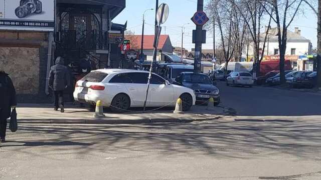 Фото з публічної фейсбук-групи «Я паркуюсь як мудак! – Рівне»