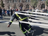 МАЗи по 18,5 тонни кожен «тягали» рівненські рятувальники на Хрещатику (ФОТО)