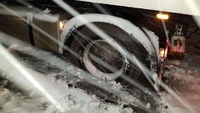 Через погодні умови водії потрапляють у снігові пастки. Але їм допомагають