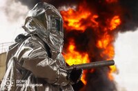 Працюють десятки рятувальників: Біля Рівного після атаки дронів РФ – пожежа (ФОТО)