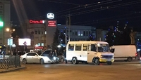 Пасажири виходять з тролейбусів прямо на дорогу. Центр Рівного зупинився через аварію (ФОТО)