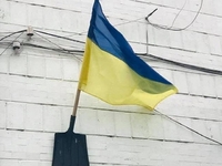 Після скандалу прапор України зняли з лопати у Сарнах (ФОТО)