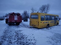 На Рівненщині у сніговому заметі застряг шкільний автобус із дітьми (ФОТО/ВІДЕО)