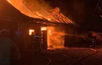 Нічна пожежа у Бармаках: будинок рятували від вибуху (ВІДЕО)