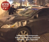 Поплигав на капоті, розбив лобове: пішохід помстився за парковку і відгамселив Toyota Camry (ФОТО)