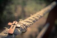 Що віщує знайдений хрестик і чи можна його піднімати: народні прикмети