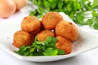Хрусткі курячі кульки з сиром: простий рецепт смачної закуски (ФОТО)