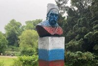 Вандали розфарбували пам'ятник Шевченку в російський триколор: кадри безчинств (ФОТО)