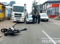 Потрійна ДТП: мотоцикліст протаранив два авто і переламав обидві ноги (ФОТО)