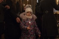 Діти та сотні жінок запалили свічки біля собору у Рівному (ФОТОРЕПОРТАЖ)