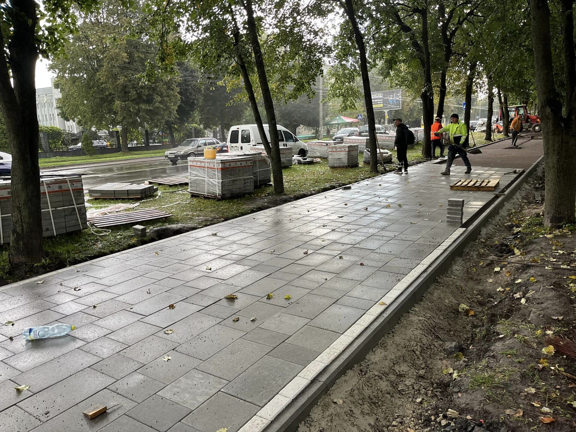 Так ремонтують ділянку дороги по вулиці Київській у Рівному, навпроти Покровського собору. Фото з Фейсбук-сторінки депутатки Рівнеради Оксани Майбороди. 