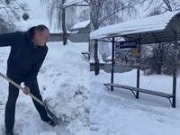 Мер міста на Рівненщині з лопатою вийшов чистити зупинки від снігу (ВІДЕО)

