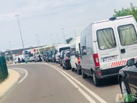 Колапс на кордоні: «Шмонають всіх, наче злочинців» (ФОТО)