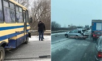ДТП біля Квасилова: маршрутку розвернуло, траса частково заблокована (ФОТО)