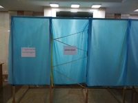 Зачинені кабінки, несправні термометри, маски «за кандидата» і п’яні виборці: у Рівному триває голосування (ФОТО/ВІДЕО)