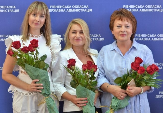 В центрі - Тетяна Носова, крайня праворуч - Світлана Богатирчук-Кривко