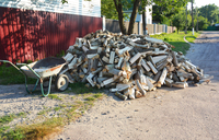 Скільки коштують дрова восени 2025 року: актуальні ціни за 1 куб