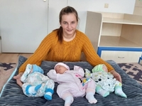 21-річну мешканку Рівненщини, яка народила трійню, виписали з дітьми додому