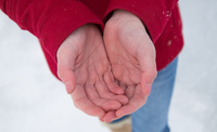 Постійно холодні руки: лікарі назвали чотири основних причини