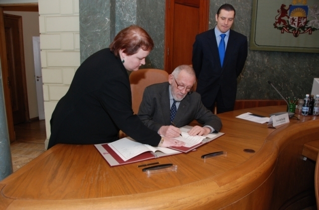 У центрі -- Віктор Стефанович -- Голова Союзу Українців Латвії. Він з Тернопільщини, йому -- 90 років