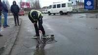 Поліцейські міряли ями на дорогах Рівненщини (ФОТО)