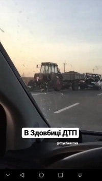 Мікроавтобус влетів у трактор: ДТП неподалік від Рівного (ФОТО)