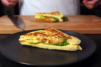 «Хитрий» сендвіч з яйцем на сніданок: простіше не буває