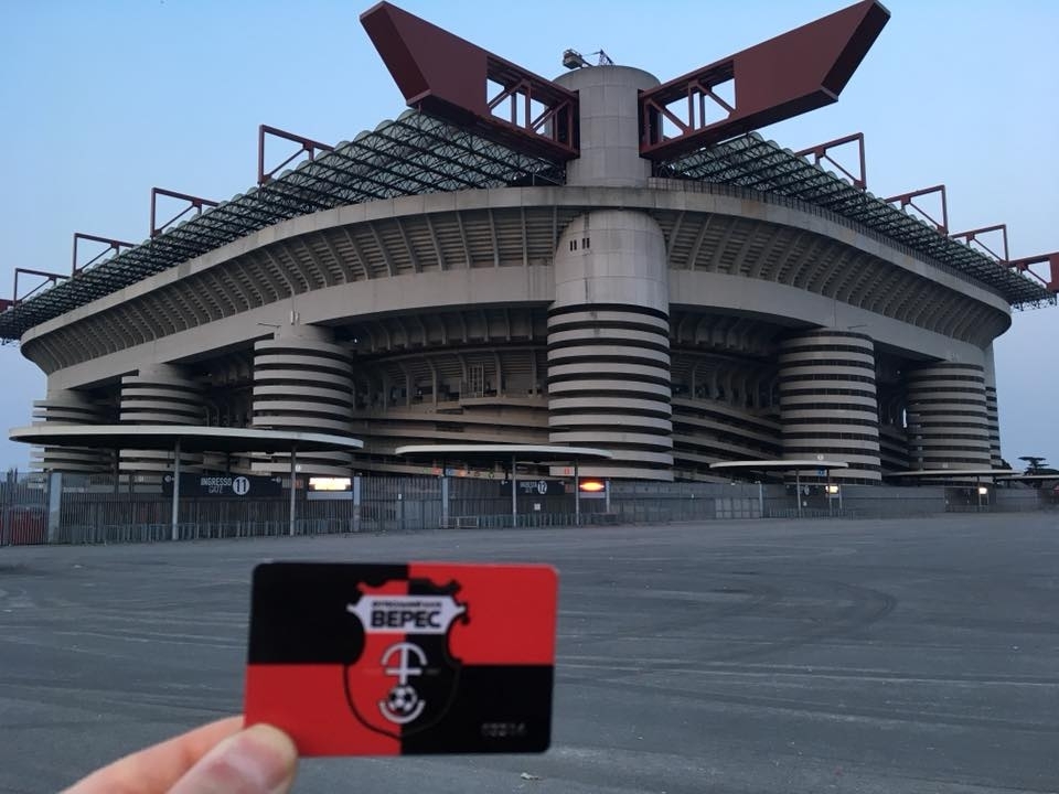 Стадіон у Мілані. Підпис до фото "Не за горами той час, коли rosso-nero зійдуться на цій арені з червоно-чорними"
