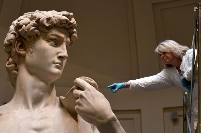 Фото демонструє момент експертних досліджень оригінальної статуї Давида