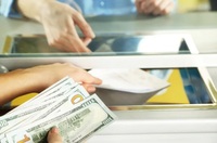 Коли невигідно купувати долари та євро? Експерти назвали невдалі дні тижня