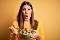 Замість традиційного «Олів'є»: салат-тріумф на святковий стіл, рецепт якого випрошуватимуть гості