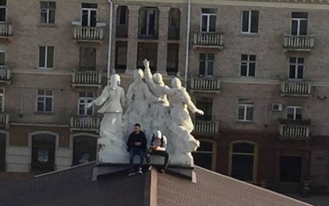 Це фото Збільшується, і виглядає, що хлопці -- не вкурсі як їх знімають