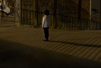 2-річна дитина гуляла одна на вулиці Степана Бандери. Дівчинку  впізнала хресна