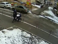 У Росії чоловік вистрибнув з вікна на дитячий візок і убив 5-місячного малюка (ВІДЕО 21+)

