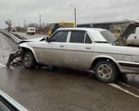 Легковик врізався у відбійник неподалік Рівного (ФОТО)