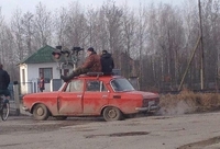«Північний експрес» — чоловіки на Рівненщині їдуть на даху автомобіля (ФОТО)