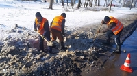 Потопу «бути чи не бути»: у Рівному комунальники чистять решітки каналізації (ФОТО)