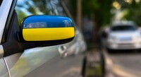 Українці змушені за безцінь позбуватися своїх автівок у Європі. В чому причина?