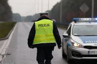 Вантажівка та службовий бус підім’яли 23-річного українця на польській дорозі: вижити не вдалося (ФОТО)