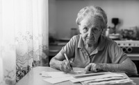 Чому не всім українцям за 70 років виплачують вікову надбавку до пенсії