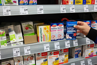 Молоко, хліб, ковбаса і трохи таблеток в кошик: український бізнес хоче продавати ліки в супермаркеті 