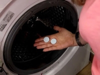 Копійчаний трюк: Всього 2 таблетки з аптеки витягнуть увесь багаторічний бруд із пральної машинки