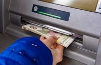 Monobank збільшує комісію за зняття готівки: а як щодо «Приват» і «Ощадбанку»?