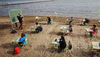 Школа в Іспанії перевела дітей… на пляжне навчання