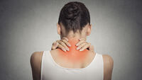 Що насправді означає хруст у шиї – відповідь лікарів